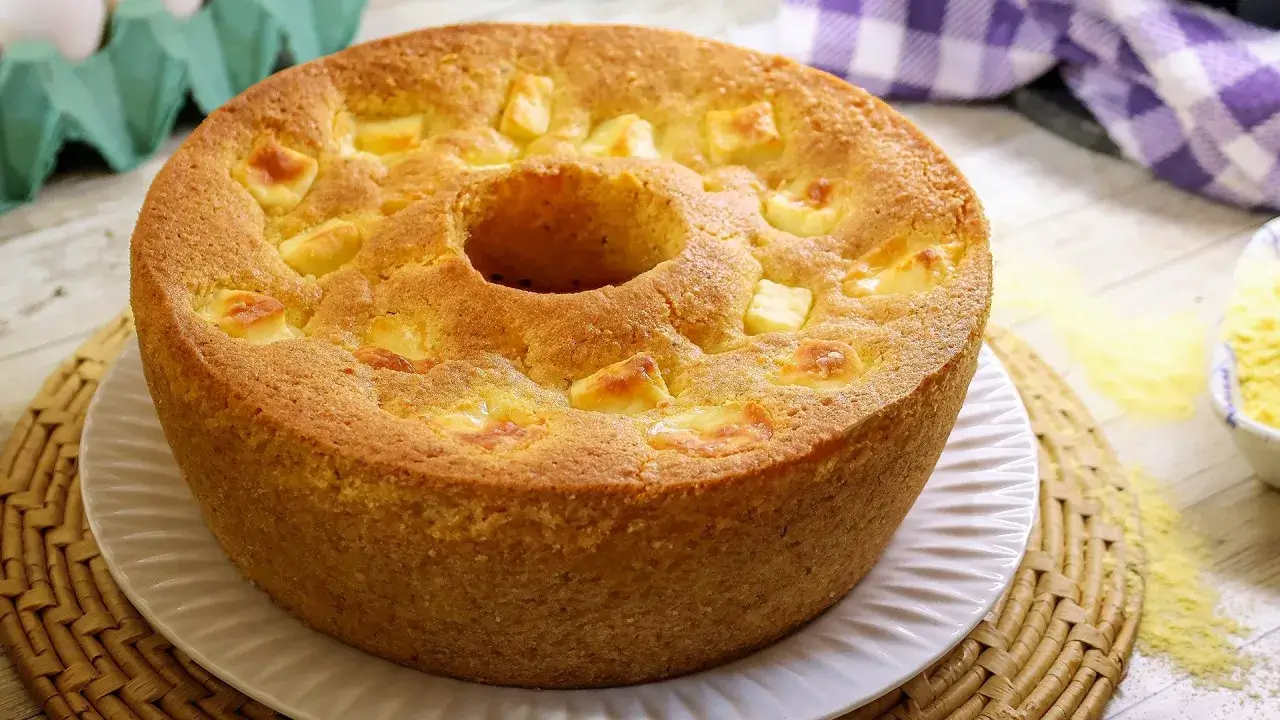 O bolo de fubá com angu é uma receita típica de Minas Gerais, feito com...