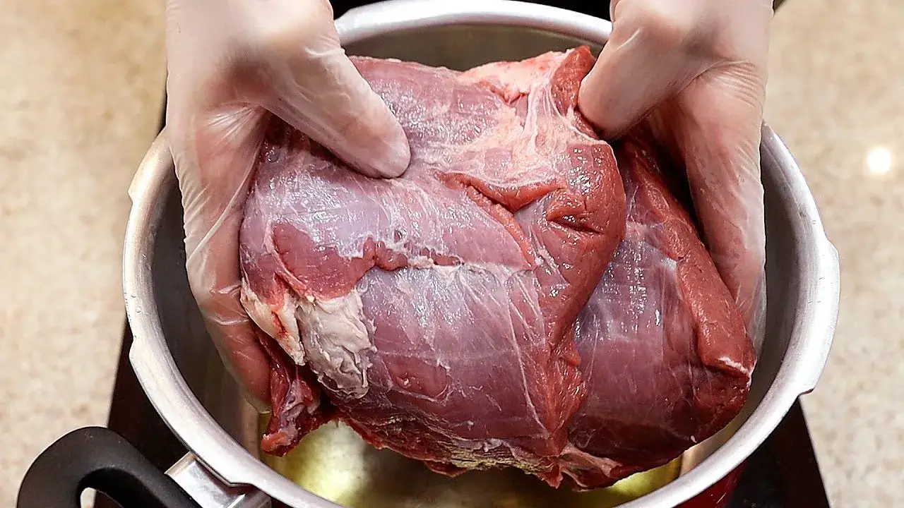 Carne de Panela de Pressão Macia que Desmancha
