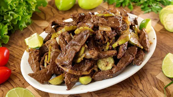 O fígado com jiló é uma receita clássica da culinária mineira, muito conhecida em Belo...