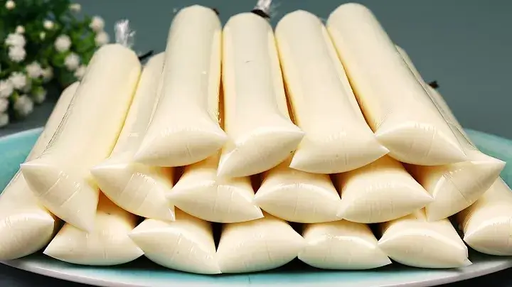 O geladinho de coco é uma sobremesa gelada muito cremosa, cheia de pedacinhos de coco,...