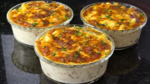 O macarrão ao creme de batata e bacon é uma receita prática, cremosa e saborosa,...