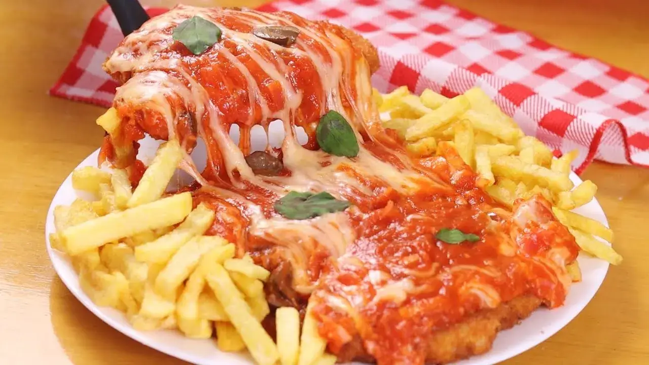A parmegiana de frango é um prato clássico, perfeito para almoços e jantares. Ela fica...