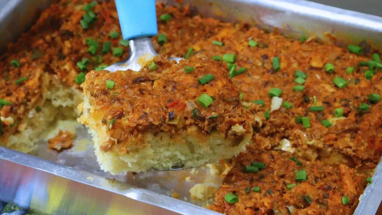 A torta de sardinha é uma receita tradicional que combina um recheio cremoso com uma...