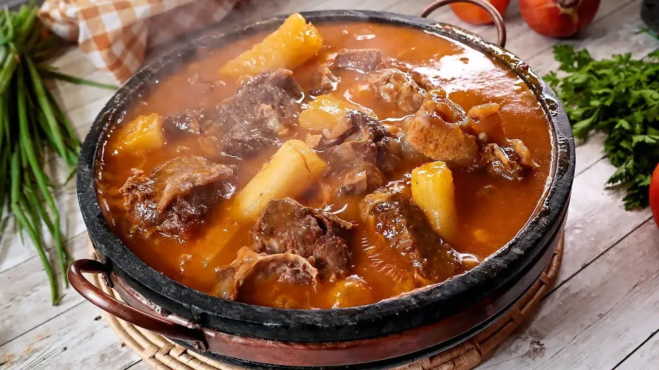 A vaca tolada é um prato tradicional de Minas Gerais, preparado com costela bovina e...