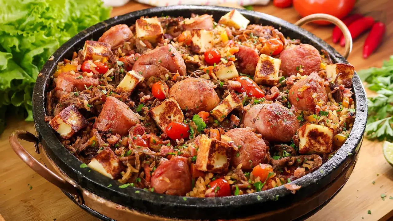 O arroz caldoso com fraldinha e linguiça é um prato cheio de sabor, perfeito para...