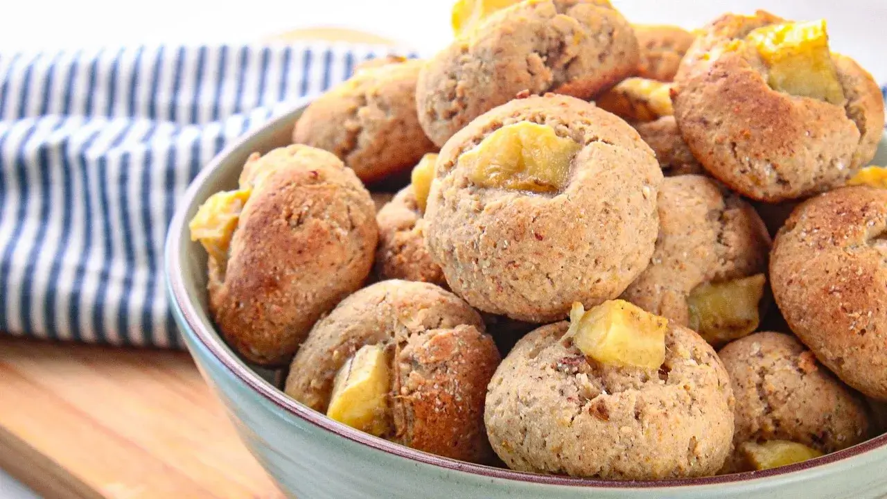Os biscoitos de banana e aveia sem açúcar são uma opção prática e saudável para...
