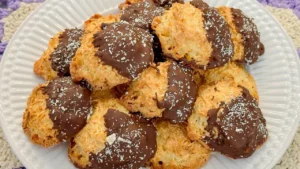 Biscoito de coco fácil com apenas 4 ingredientes que derrete na boca