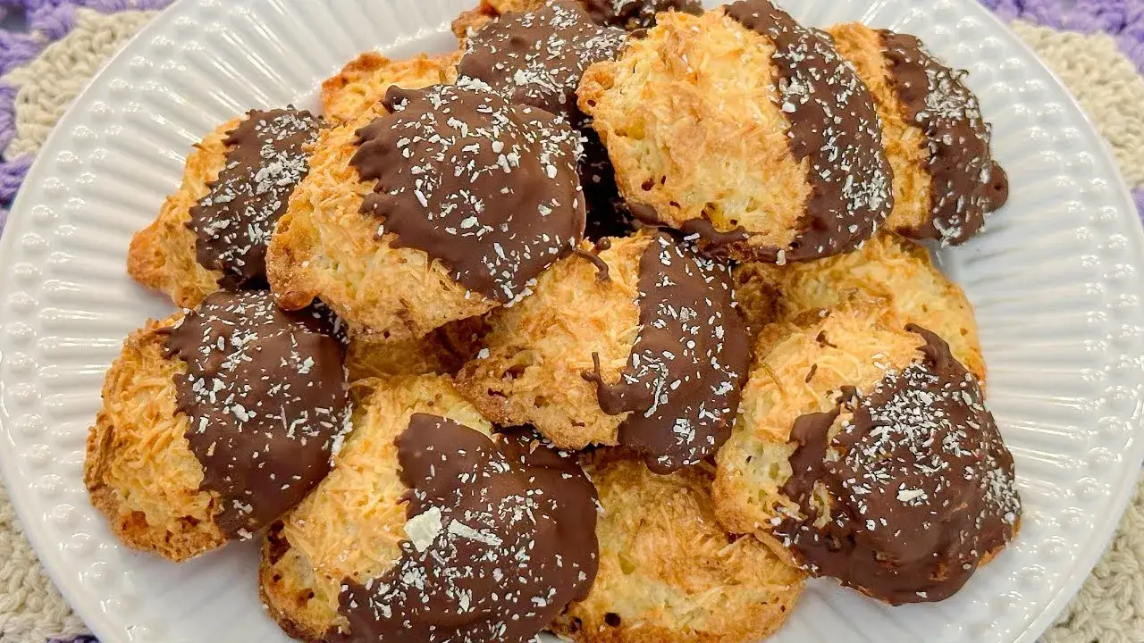 Este biscoito de coco fácil é daquelas receitas simples que surpreendem. Feito com apenas quatro...