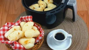 Biscoito de polvilho na air fryer crocante que fica pronto em minutos