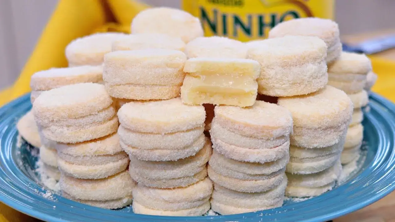 As bolachinhas manteigadas recheadas de leite ninho são perfeitas para acompanhar o café da tarde,...