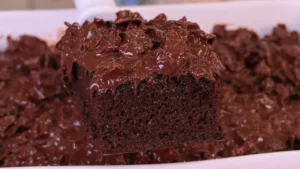 Bolo Crocante de Chocolate: Massa Fofinha, Recheio Cremoso e Cobertura Crocante