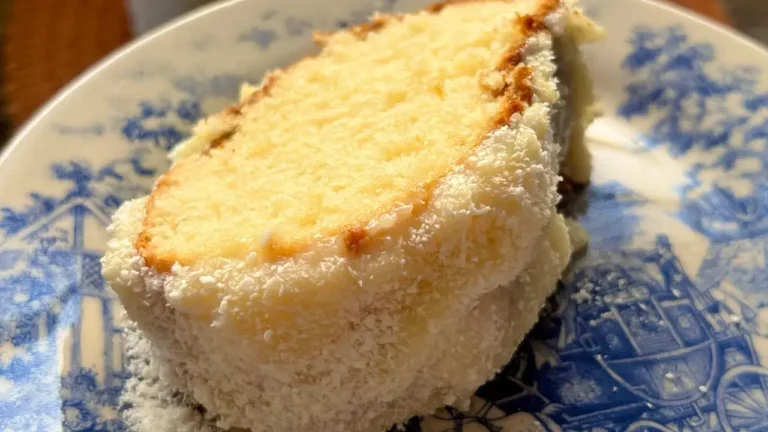 Bolo com recheio de coco cremoso que derrete na boca