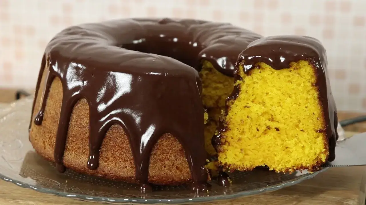 O bolo de cenoura é uma receita prática, perfeita para o café da manhã, lanche...