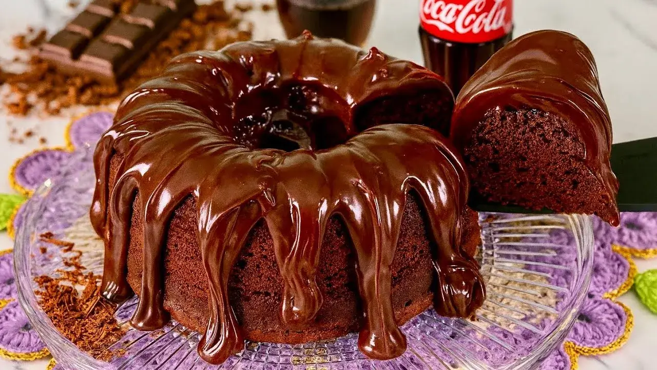 Bolo de Chocolate Simples e com Cobertura