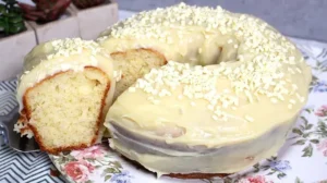 Bolo de Iogurte com Brigadeiro Branco: Receita Simples e Fofinha