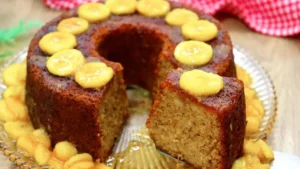 Bolo de banana com calda caramelada que fica fofinho e delicioso
