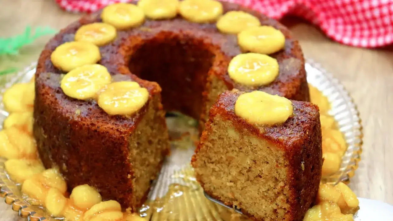 Este bolo de banana com calda caramelada é uma daquelas receitas simples e caseiras que...