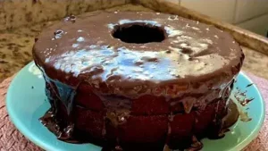 Bolo de chocolate recheado fácil que fica molhadinho e delicioso