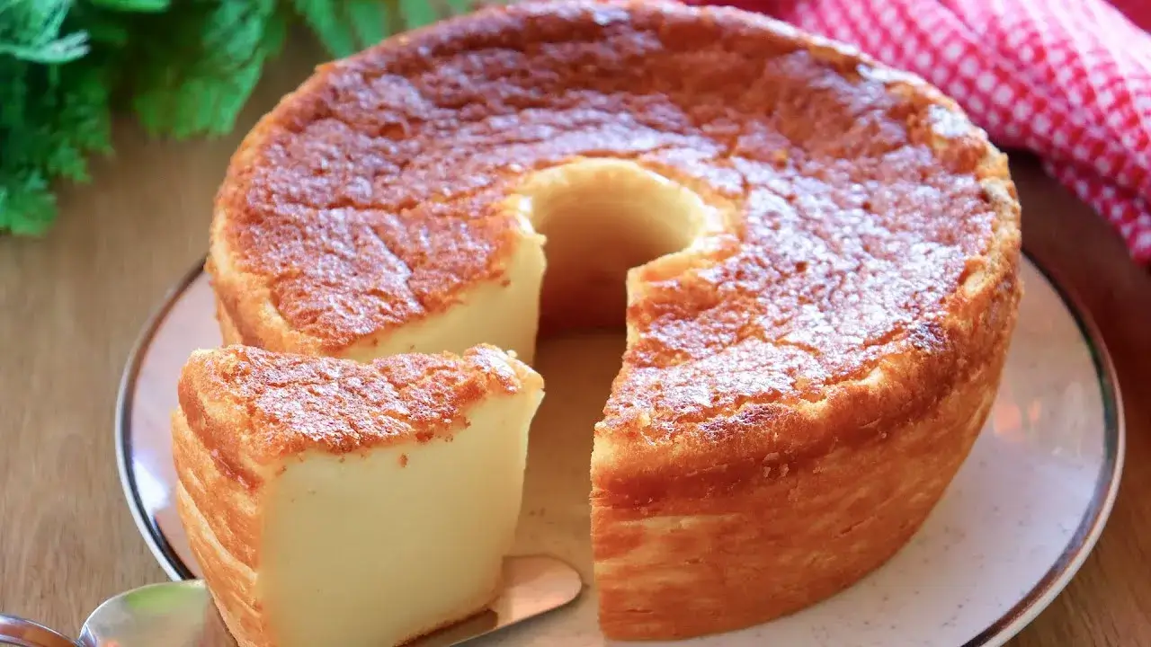 O bolo de leite sem leite condensado é uma receita simples, cremosa e com aquele...