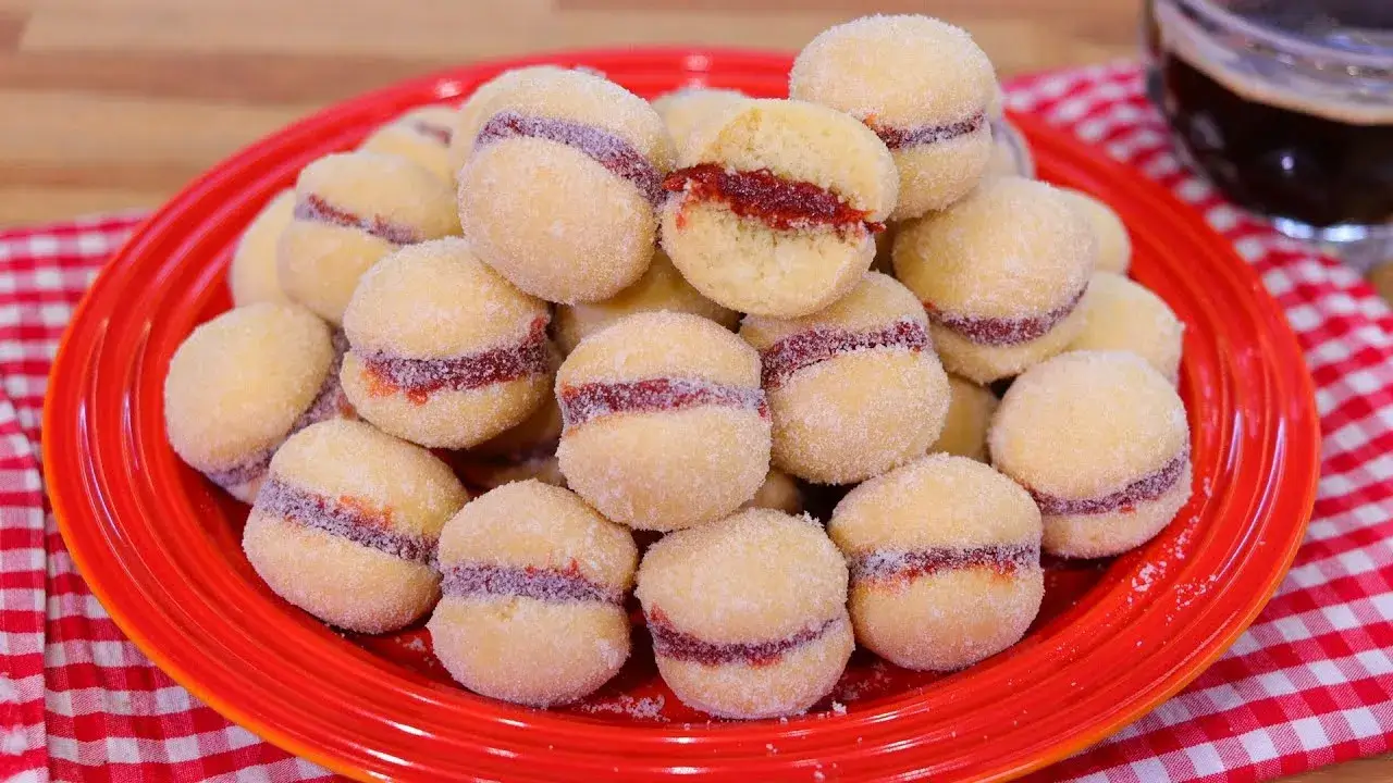 O casadinho de goiabada é um biscoitinho clássico da confeitaria caseira que combina simplicidade e...