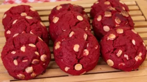 Cookie red velvet com gotas de chocolate branco que fica crocante por fora e macio por dentro
