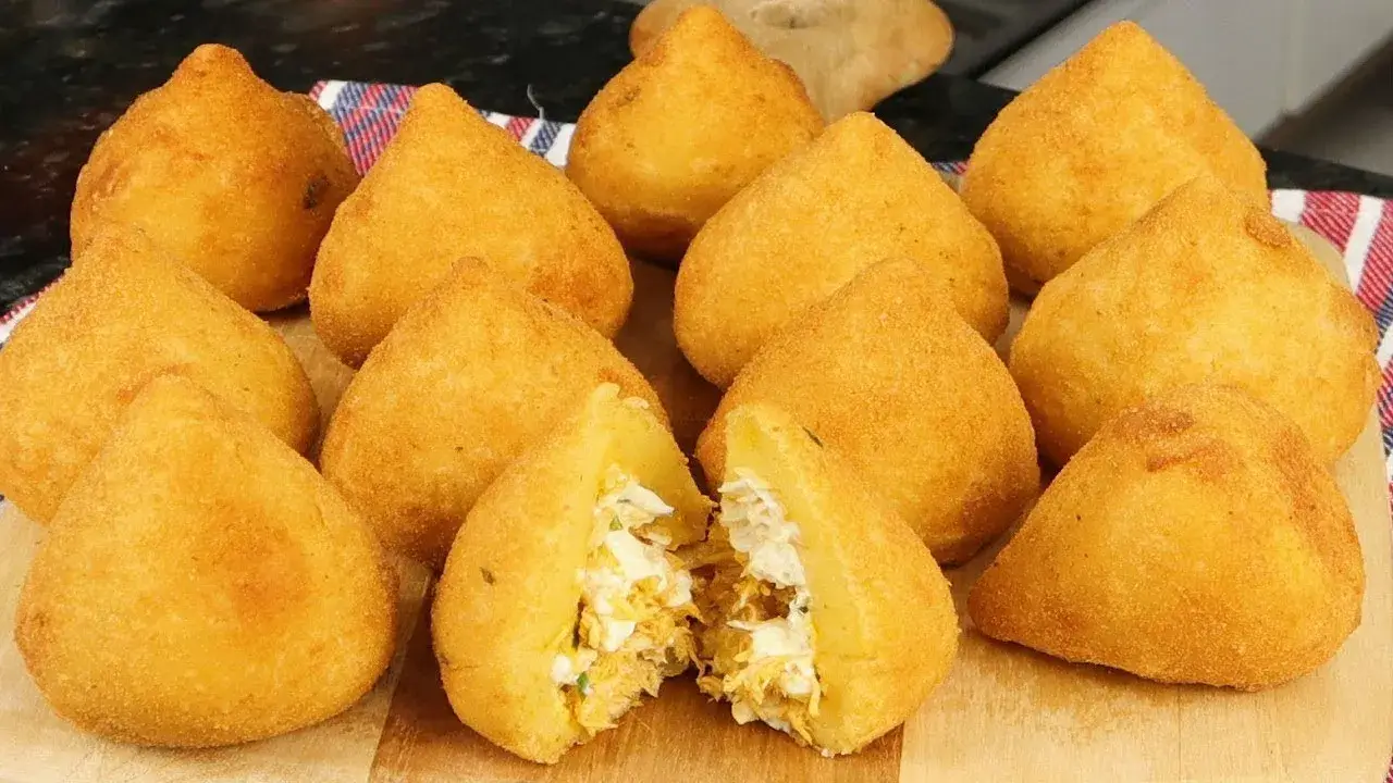 A coxinha é um salgado tradicional brasileiro, perfeito para festas, lanches ou para servir como...