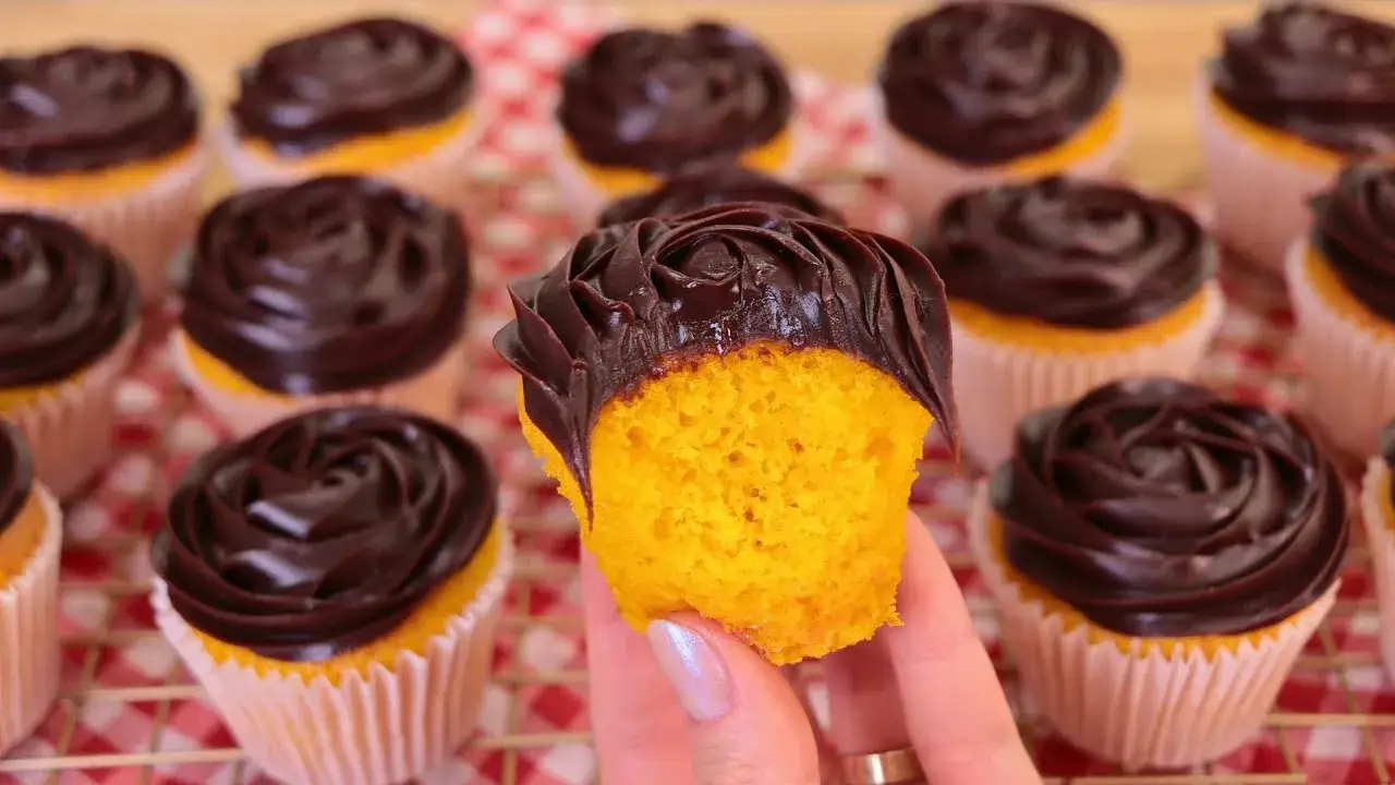 Aprenda a preparar um cupcake de cenoura com cobertura de brigadeiro, super saboroso e extremamente...