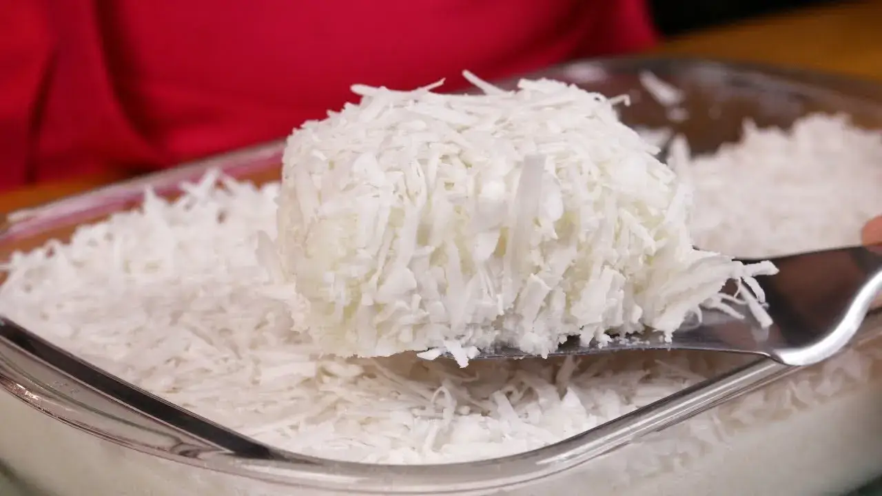 O cuscuz de tapioca é uma sobremesa tradicional, super macia e cremosa, perfeita para servir...