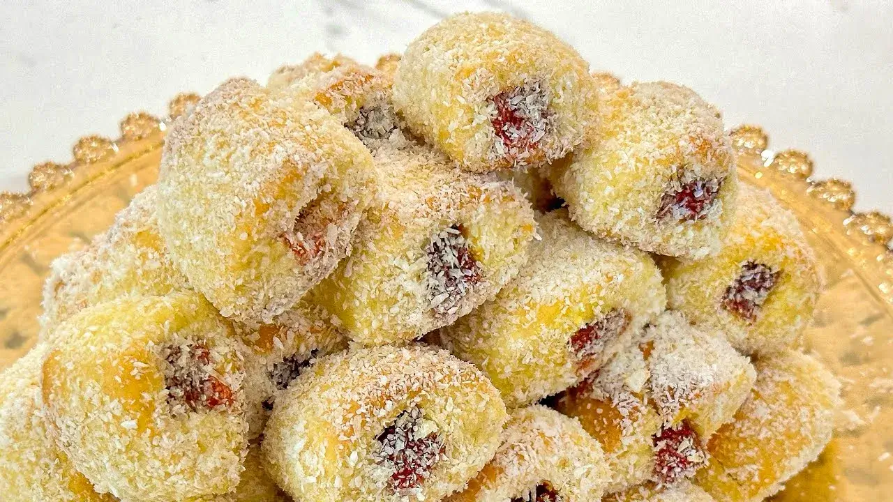 O enroladinho de goiabada com coco é aquele doce clássico de padaria que todo mundo...