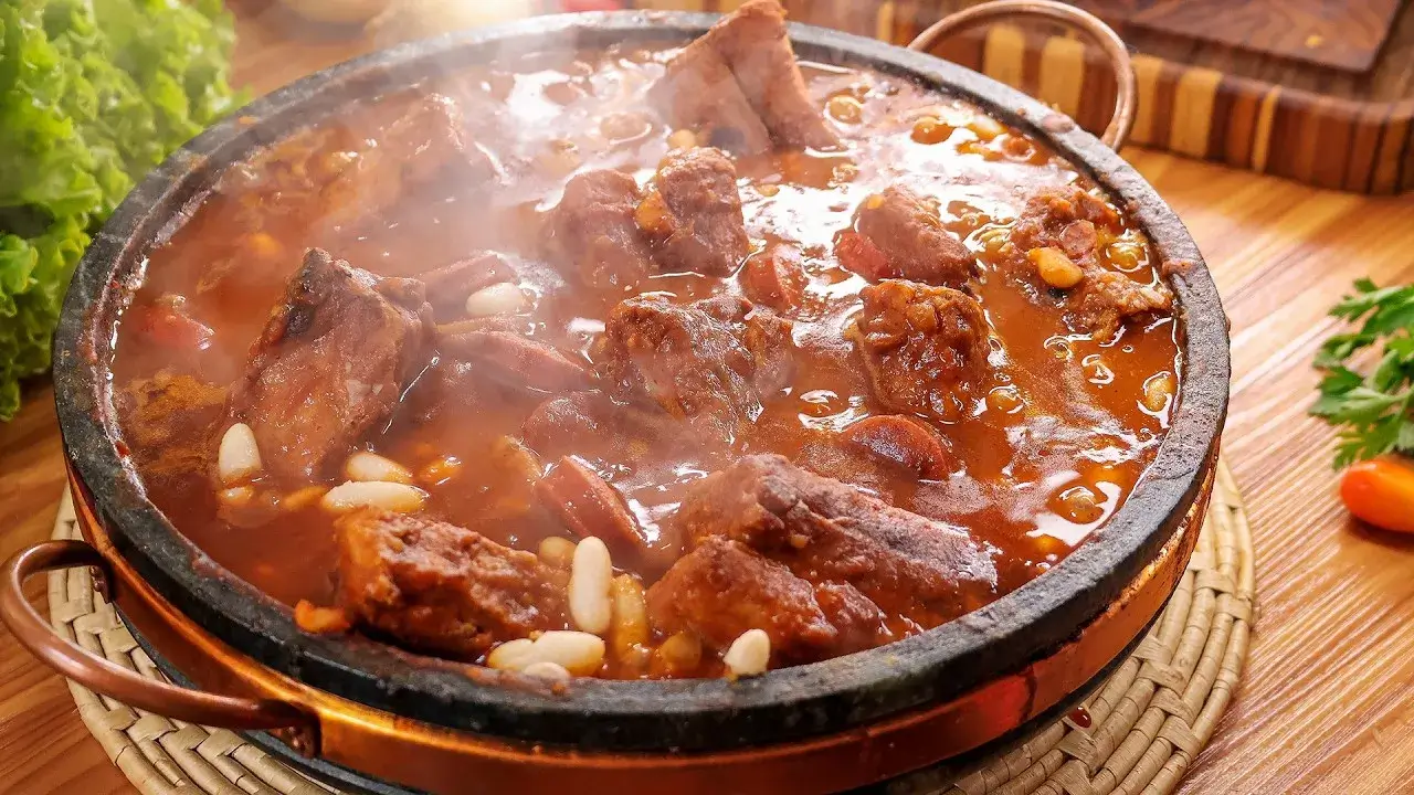 A Feijoada branca com costelinha é uma receita tradicional mineira que combina o sabor intenso...