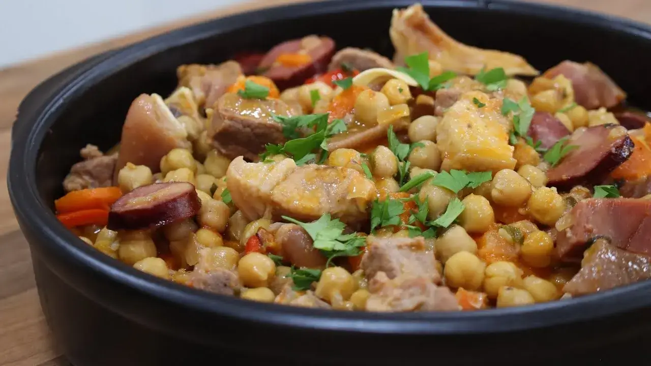 A feijoada de grão é uma opção nutritiva e aconchegante, ideal para o outono e...