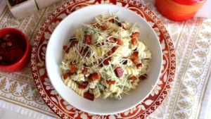 Macarrão com Molho de Queijo, Bacon e Brócolis: Receita Cremosa e Fácil