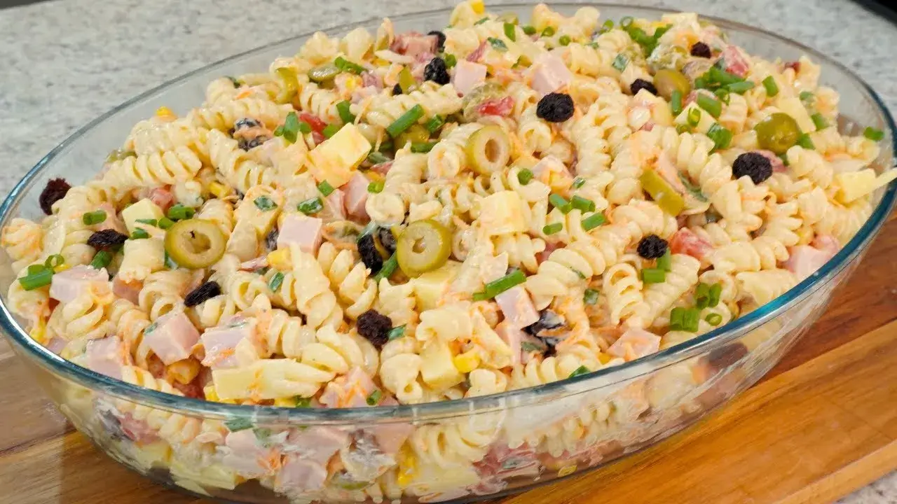 A macarronese é uma salada de macarrão prática, perfeita para os dias quentes. Ela serve...