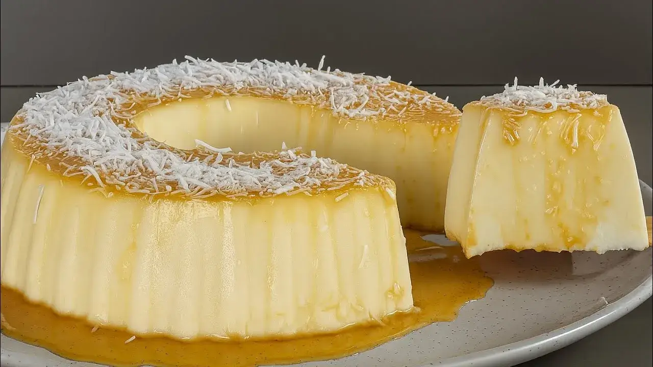O manjar de coco é uma sobremesa tradicional, cremosa e firme, perfeita para servir em...