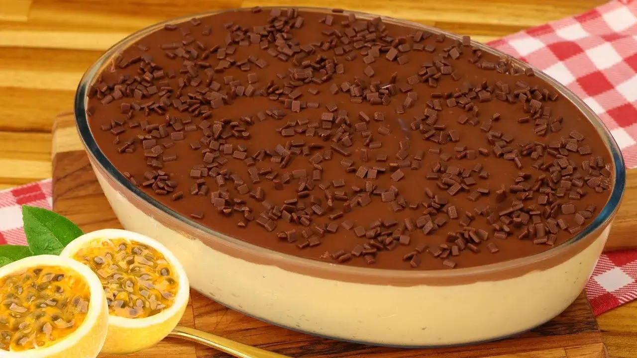 Descubra como preparar um mousse de maracujá com chocolate delicioso, cremoso e fácil de fazer....