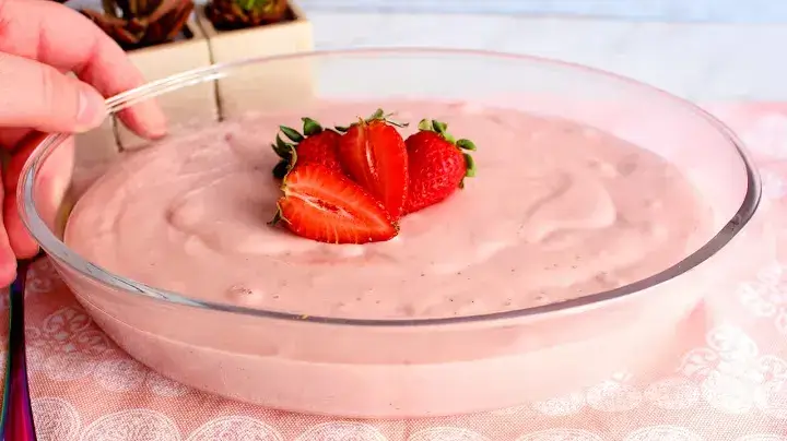 O mousse de morango com fruta de verdade é uma sobremesa prática e muito cremosa,...
