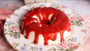 Panacota sem açúcar com calda de morango: Sobremesa leve e deliciosa para fazer hoje mesmo