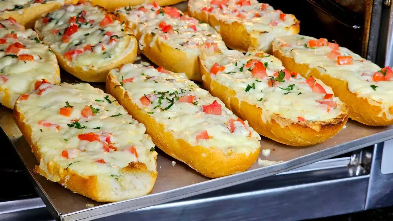 O pão de alho caseiro é uma opção deliciosa e muito mais saborosa do que...