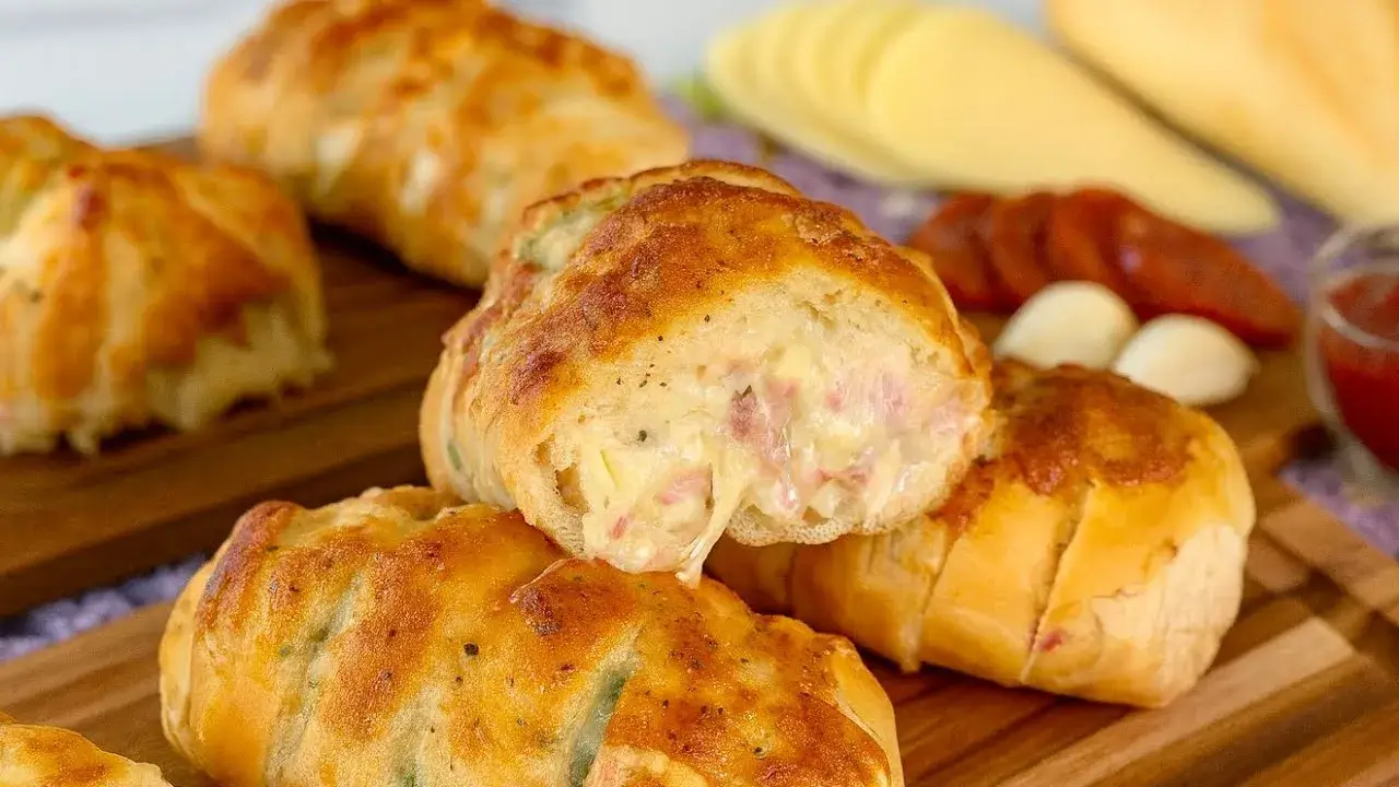 O pão de alho com calabresa é perfeito para servir no churrasco, lanche da tarde...
