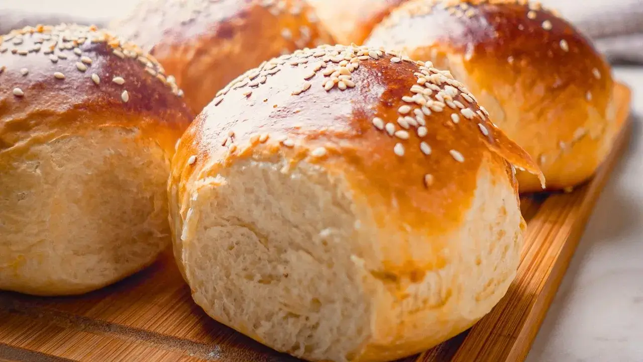 O pão de hambúrguer caseiro é ideal para quem quer preparar hambúrgueres gourmet em casa...