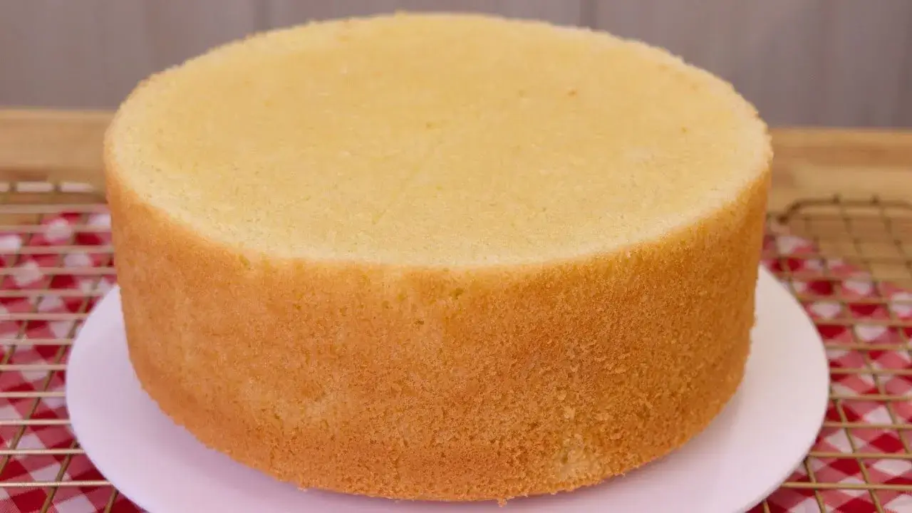 O pão de ló tradicional é uma massa leve, alta e muito versátil, ideal para...