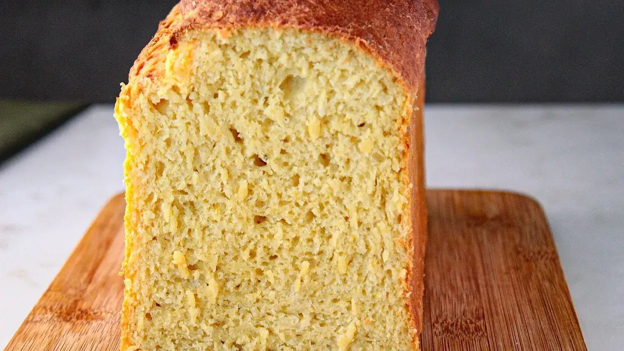 O pão de milho é um clássico da culinária brasileira, perfeito para o café da...