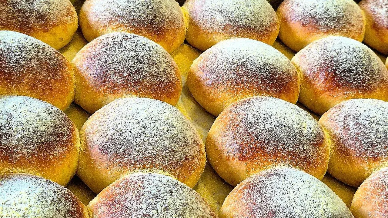 O pão de milho é uma receita tradicional que combina sabor caseiro e textura macia....