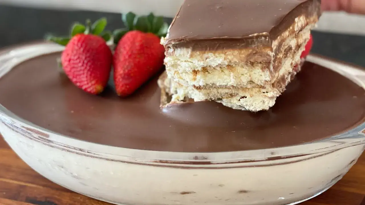 O pavê é uma sobremesa clássica que combina camadas de creme e biscoito, perfeita para...