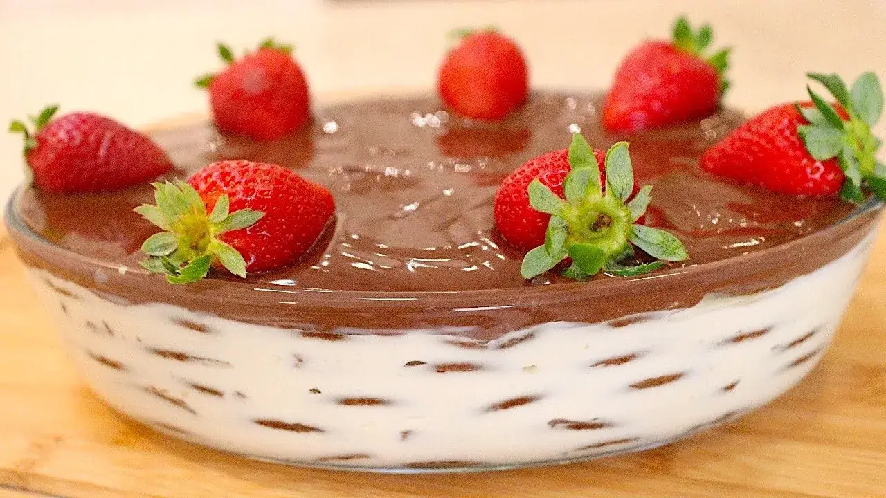 Esta sobremesa cremosa com biscoito de chocolate é perfeita para servir em qualquer momento: seja...