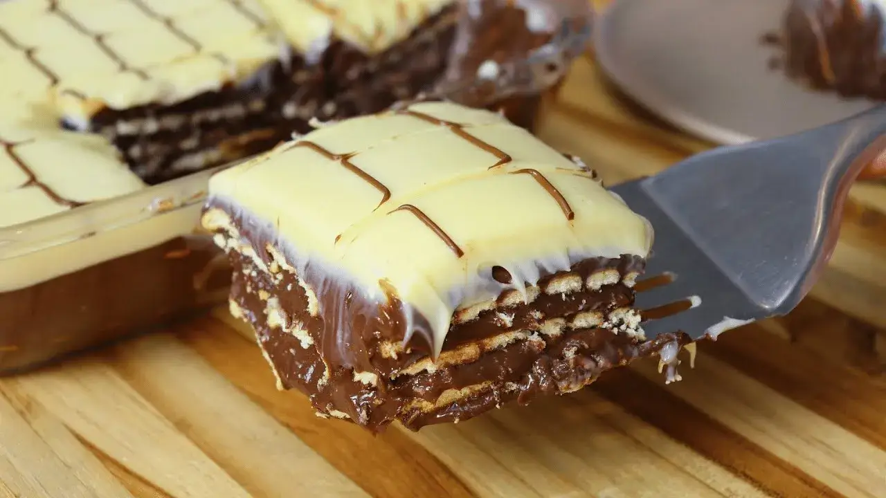 O pavê de chocolate é uma sobremesa clássica da confeitaria brasileira, ideal para servir em...
