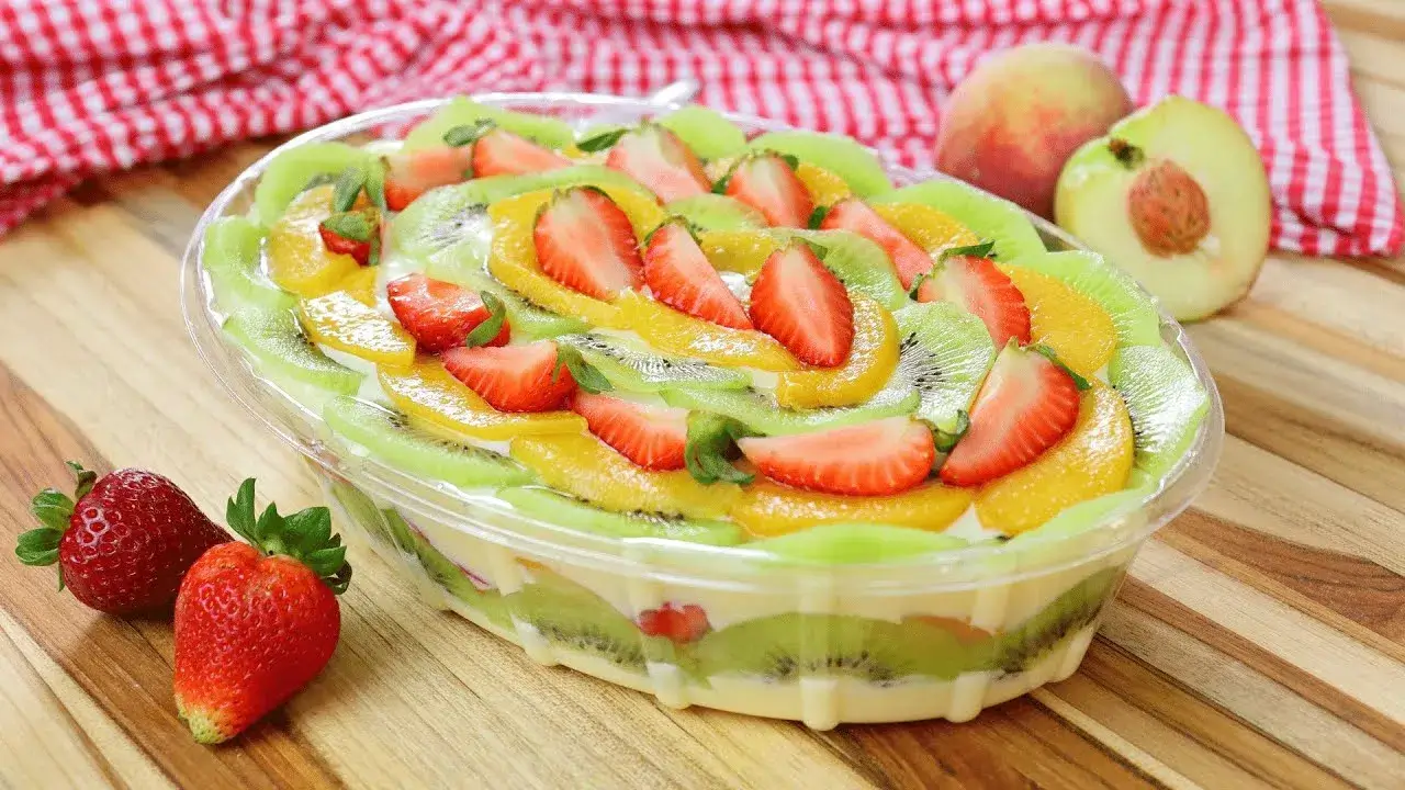 O pavê de frutas é uma sobremesa clássica que combina cremosidade e frescor, perfeita para...