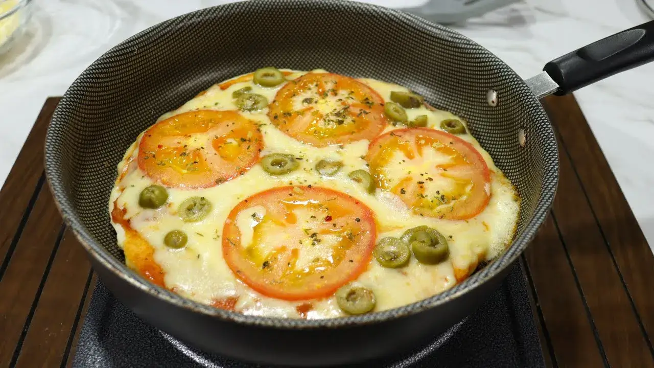 A pizza de frigideira é uma opção prática para quem quer saborear uma pizza sem...