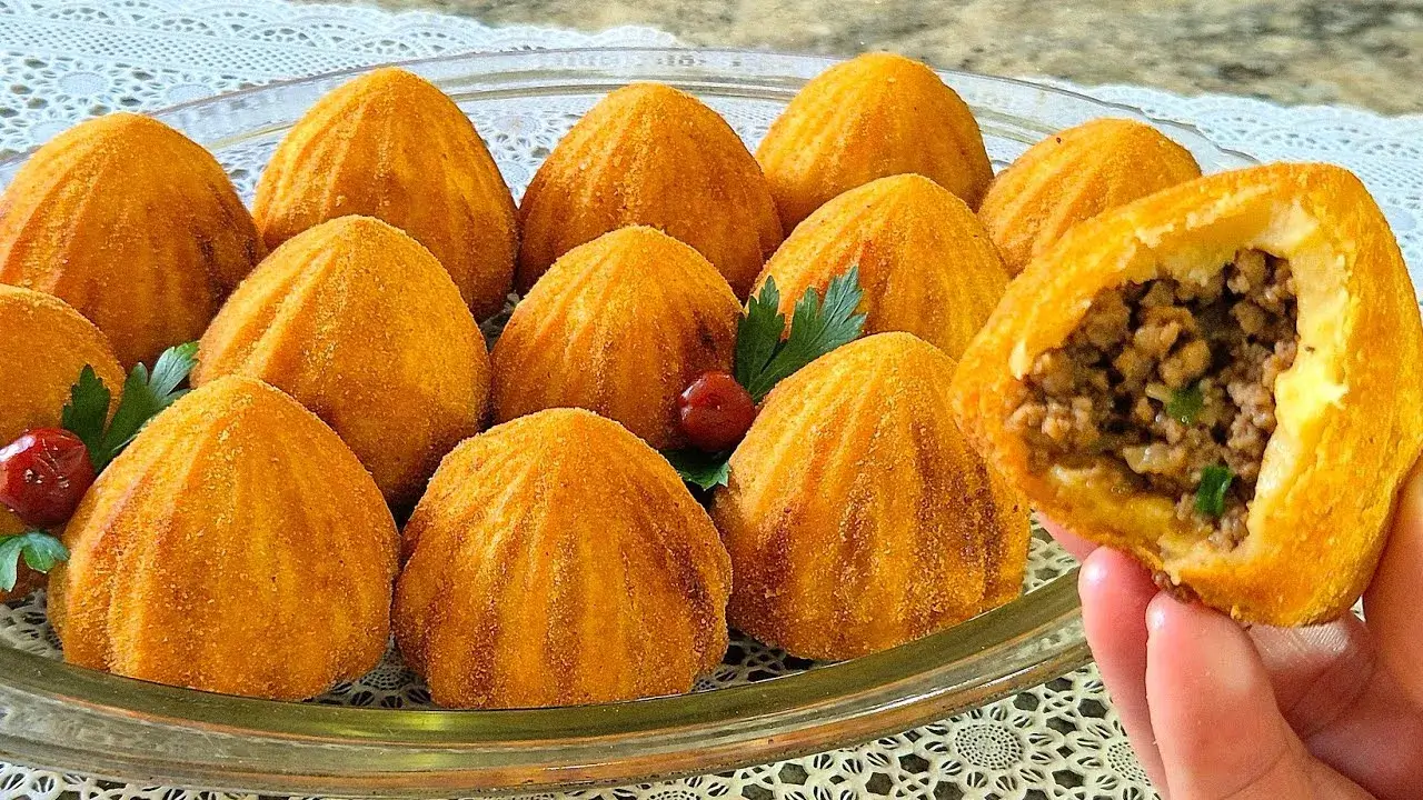 O salgado frito é perfeito para lanche da tarde, festas ou para servir como aperitivo...