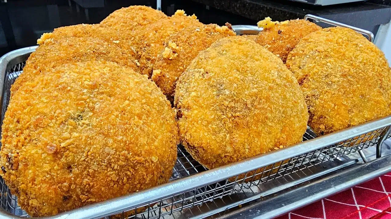 O Salgado de Carne é uma receita tradicional de Minas Gerais, crocante, sequinha e cheia...